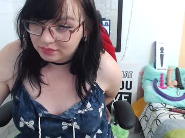 Cute Emo Teen Shows Her Feet On Webcam - 989cams.com